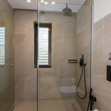 Almi-cove Hilltop Willa